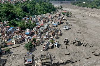 La frana al confine tra Nepal e Cina