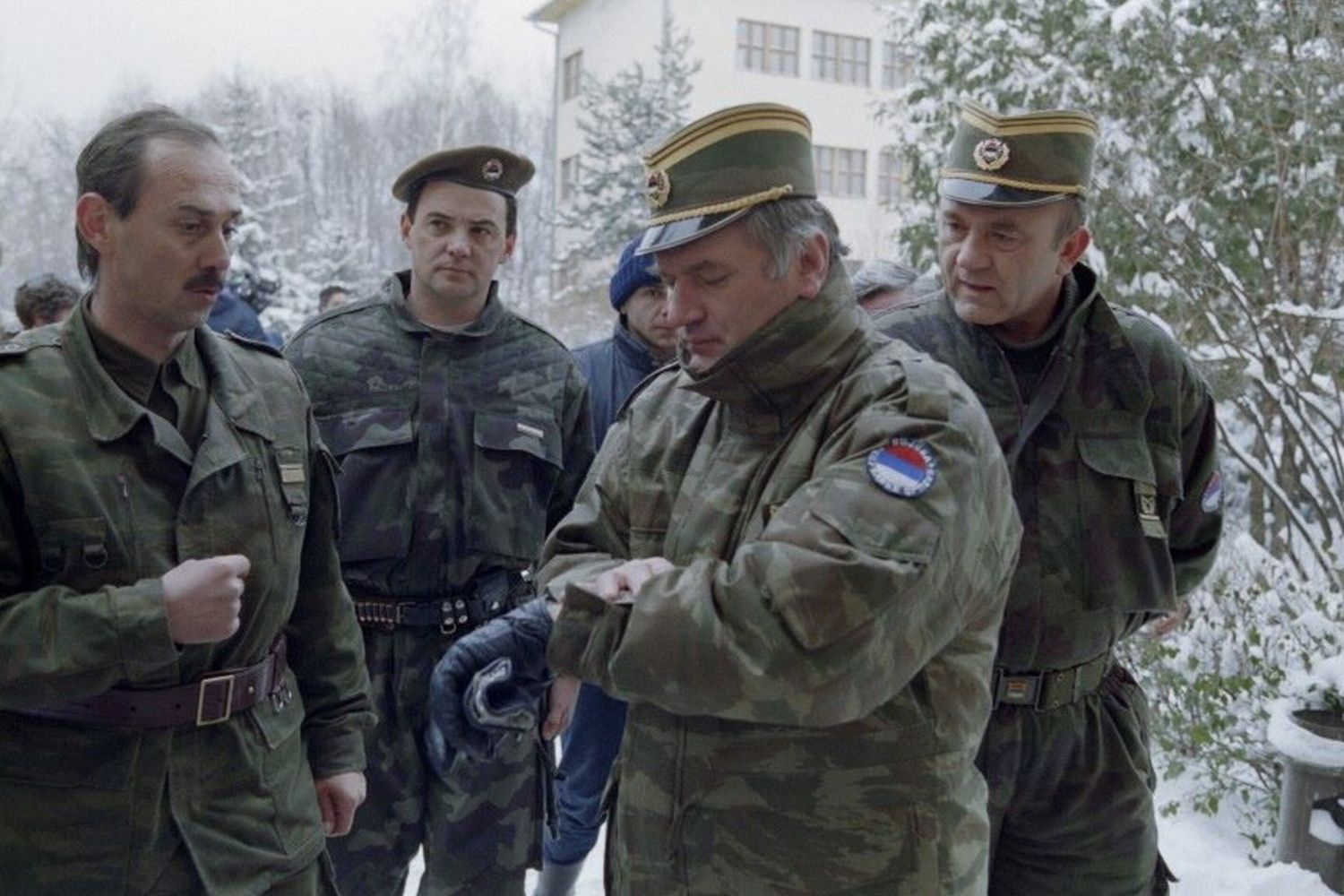 Il generale serbo-bosniaco Ratko Mladic mentre controlla l'orologio nella caserma Lukavica, nella periferia di Sarajevo, il 15 febbraio 1994