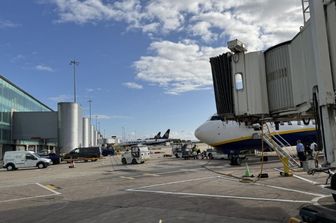 Attacco cyber in 3 aeroporti inglesi, rubati dati a 8,7 milioni di clienti