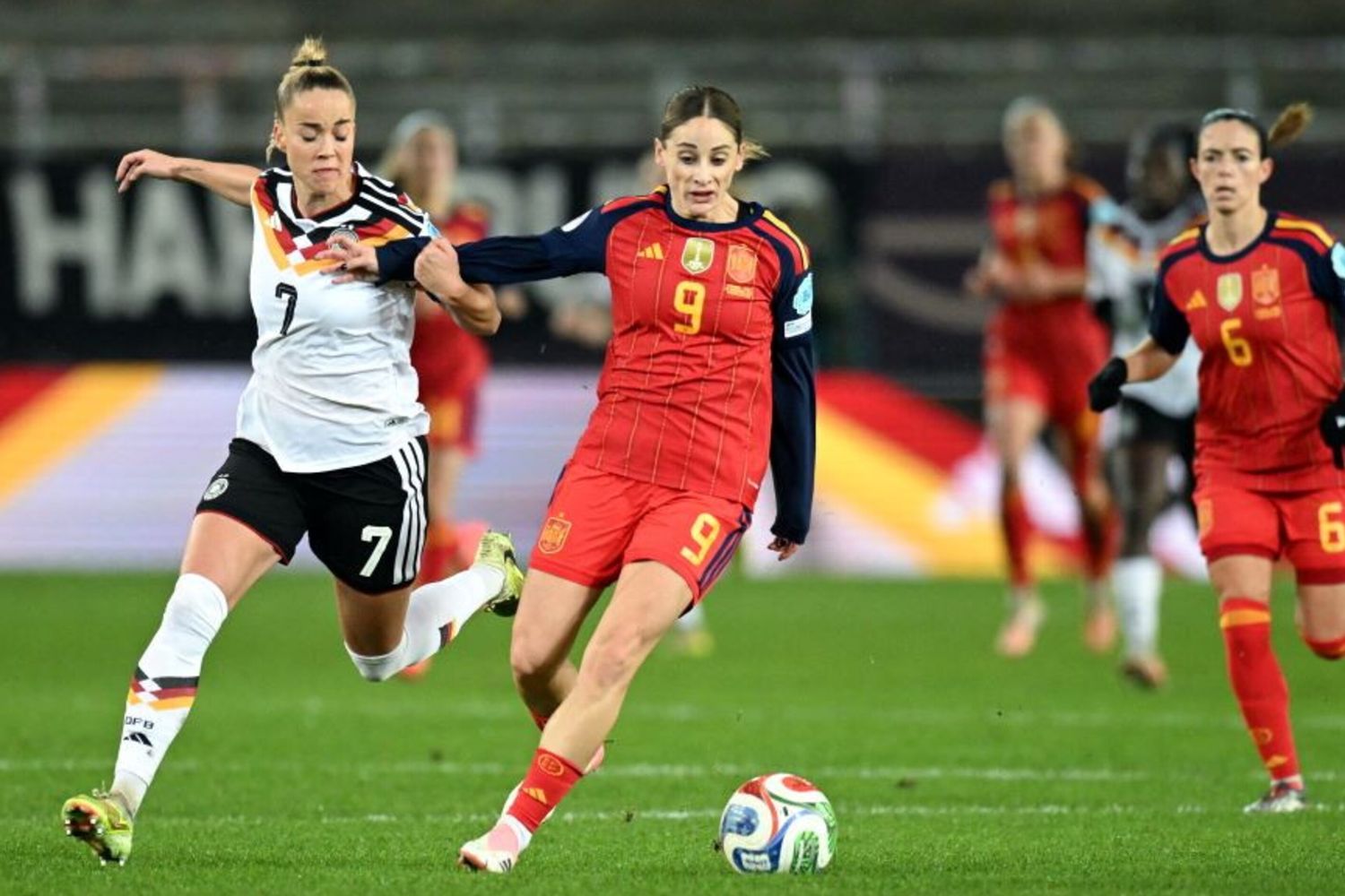 Esther Gonzalez durante la partita di andata della finale di UEFA Women's Nations League tra Germania e Spagna a Kaiserslautern, nella Germania occidentale, il 28 novembre 2025