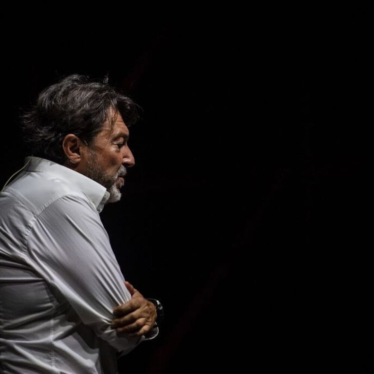 Sigfrido Ranucci durante il suo spettacolo "Diario di un trapezista" a Cerveteri del 26 agosto 2026