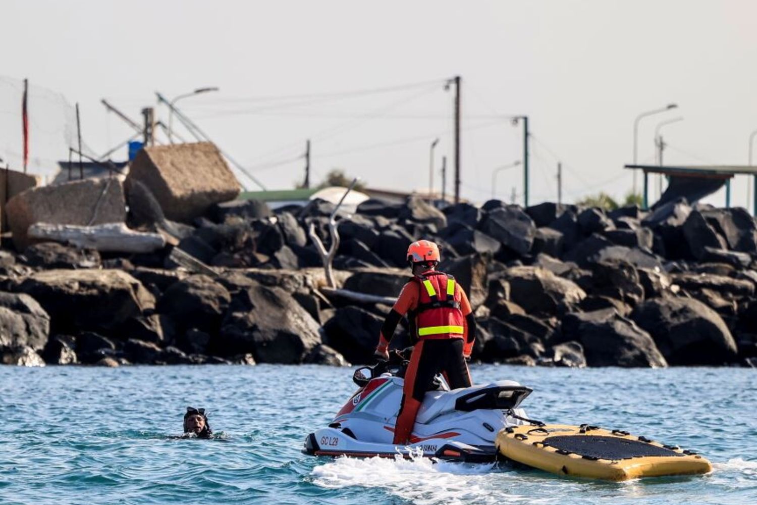 La Guardia Costiera presta soccorso a un bagnante in difficoltà - immagine di archivio