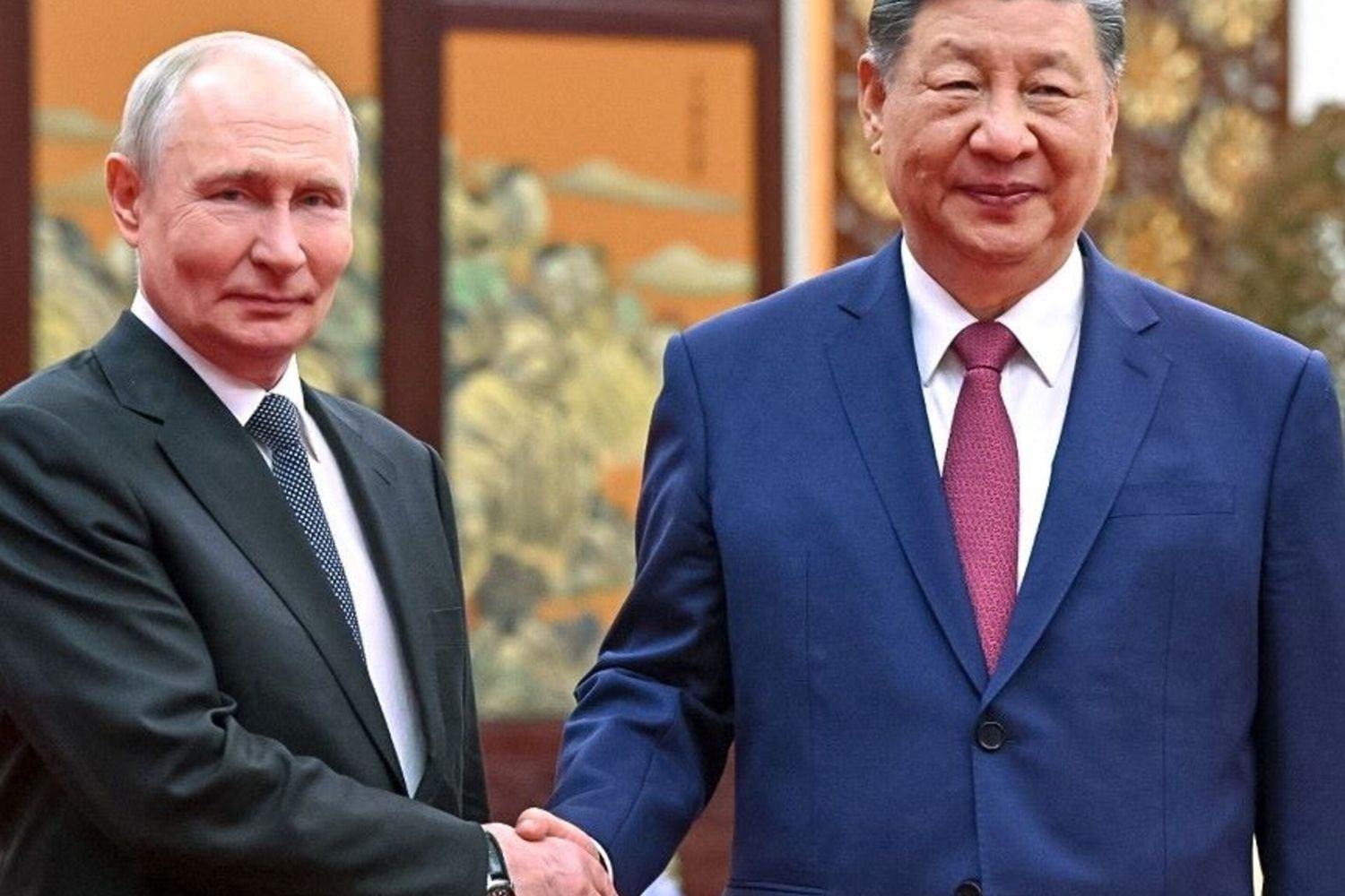 Il presidente russo Vladimir Putin e il presidente cinese Xi Jinping prendono il tè a Pechino il 20 maggio 2026.