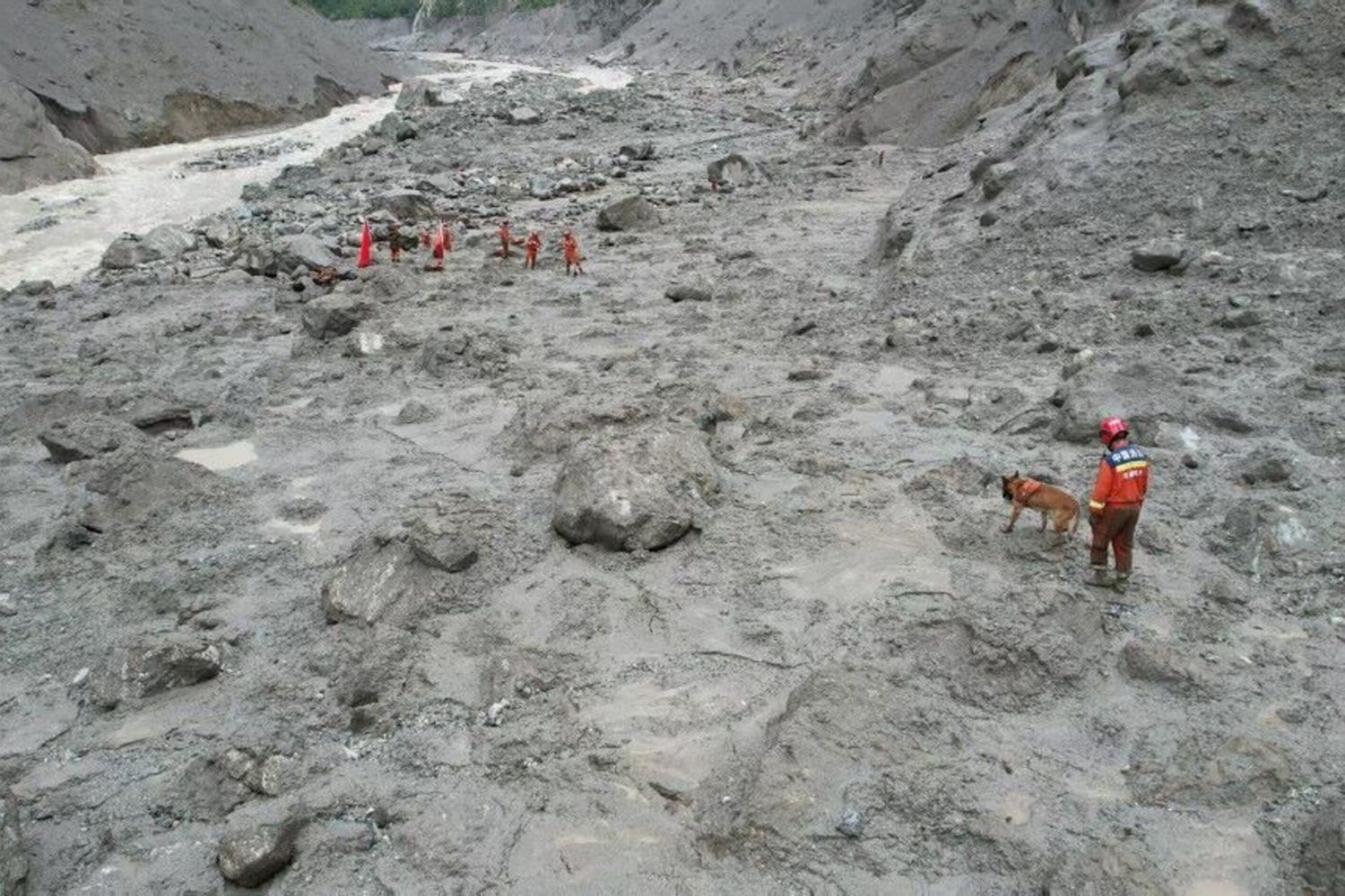 Le operazioni di soccorso nell'area del porto di Gyirong nel Tibet occidentale