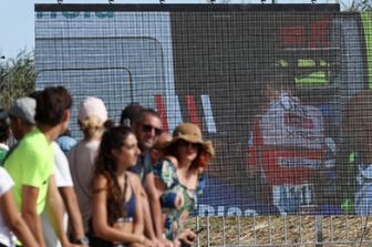 Pogacar medicato in ambulanza dopo la caduta alla Vuelta