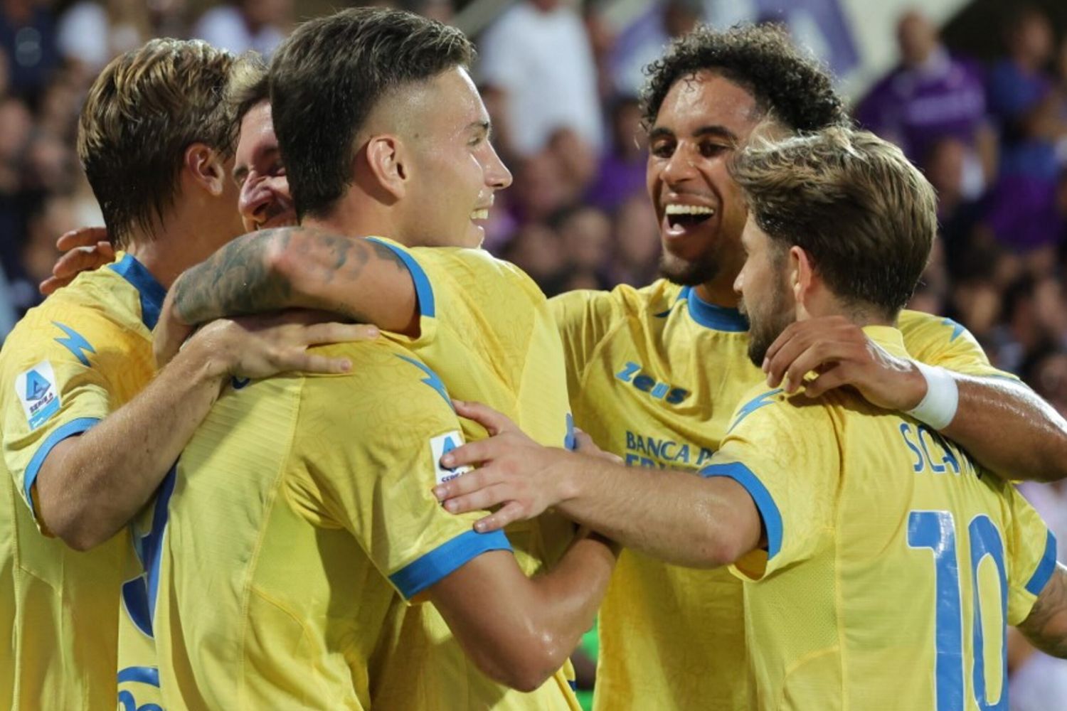 Tonfo della Viola in casa, Il Frosinone rovina la festa del centenario. Primi fischi anche per Torino e Monza