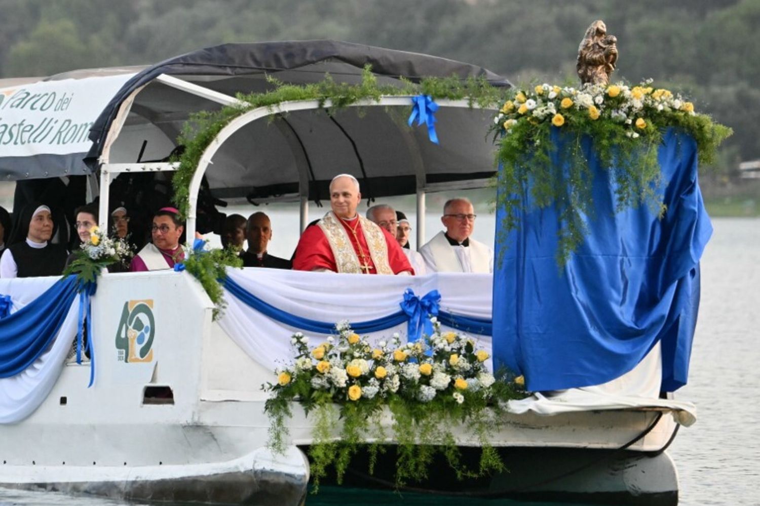 Il Papa in battello sul lago di Albano per la processione mariana