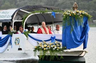 Il Papa in battello sul lago di Albano per la processione mariana
