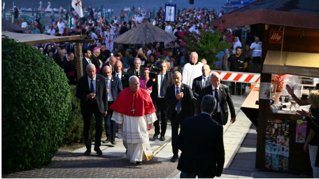 Il Papa in battello sul lago di Albano per la processione mariana