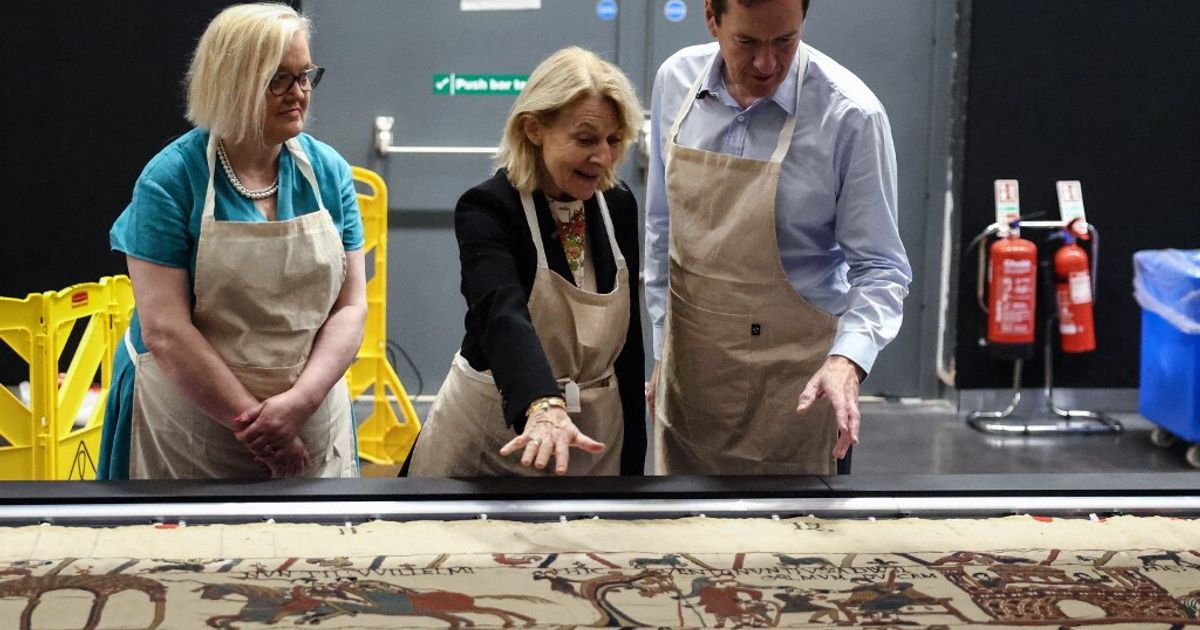 Macron e Burnham a Londra, durante l'inaugurazione della mostra dell'Arazzo di Bayeux al British Museum