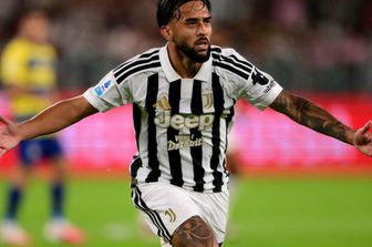 La Juventus liquida il Parma 2-0 e aggancia il Milan in testa