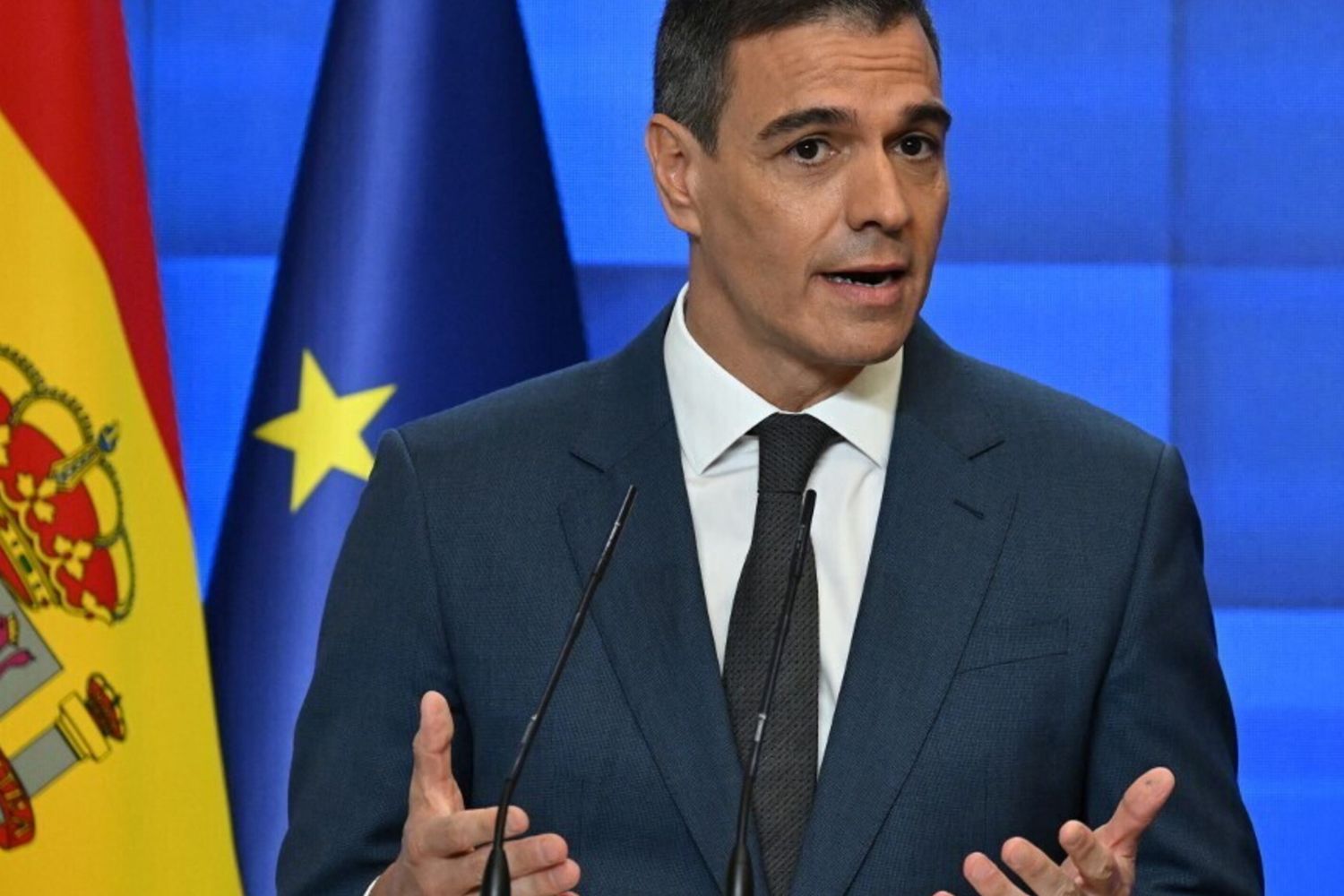 Ceuta, Sanchez accusa: reti russe e israeliane dietro le fake news sui migranti. E polemizza con il Re