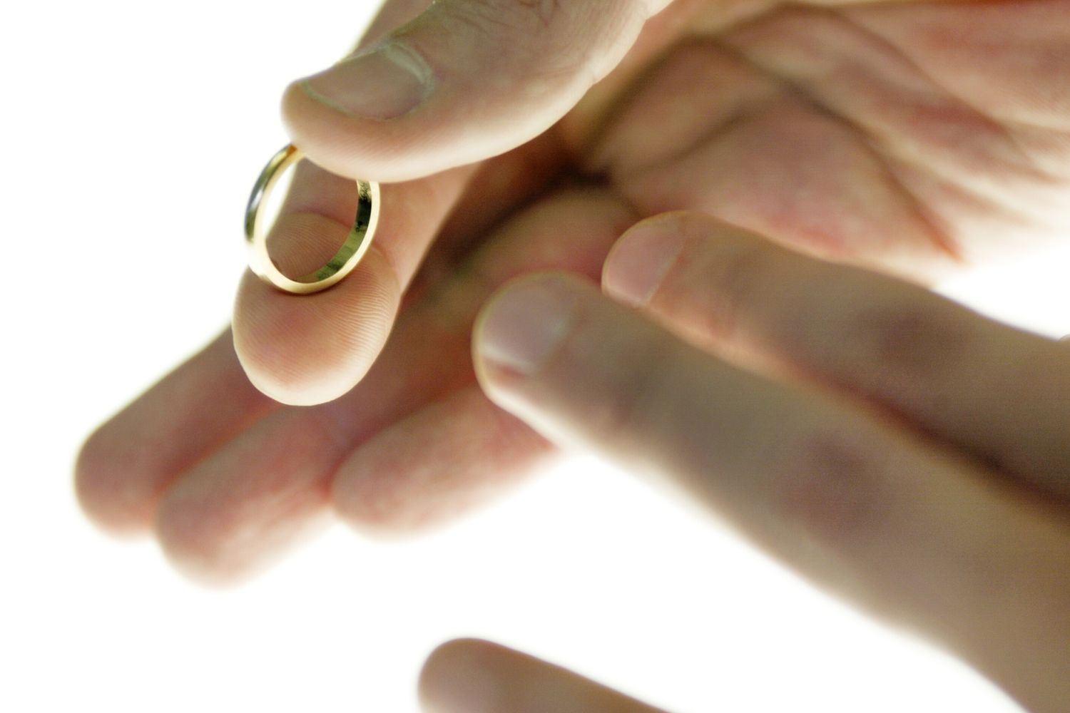 Ritrova dopo quasi 50 anni la fede nuziale persa dal padre