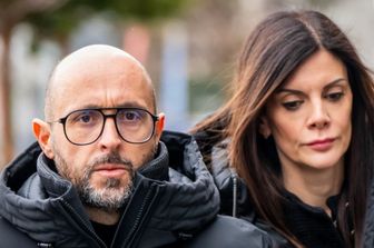 Crans Montana, un teste accusa i Moretti: "La porta del pub fatta chiudere a chiave da loro"