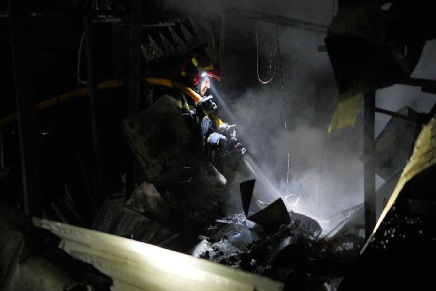 Nella notte raid russi su Kiev. Mosca colpisce un deposito ferroviario, 7 morti