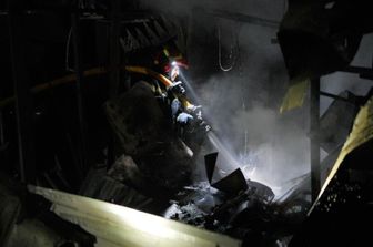 Nella notte raid russi su Kiev. Mosca colpisce un deposito ferroviario, 7 morti