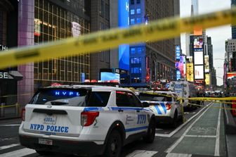 Paura a Times Square, una donna accoltella due passanti e viene uccisa dalla polizia