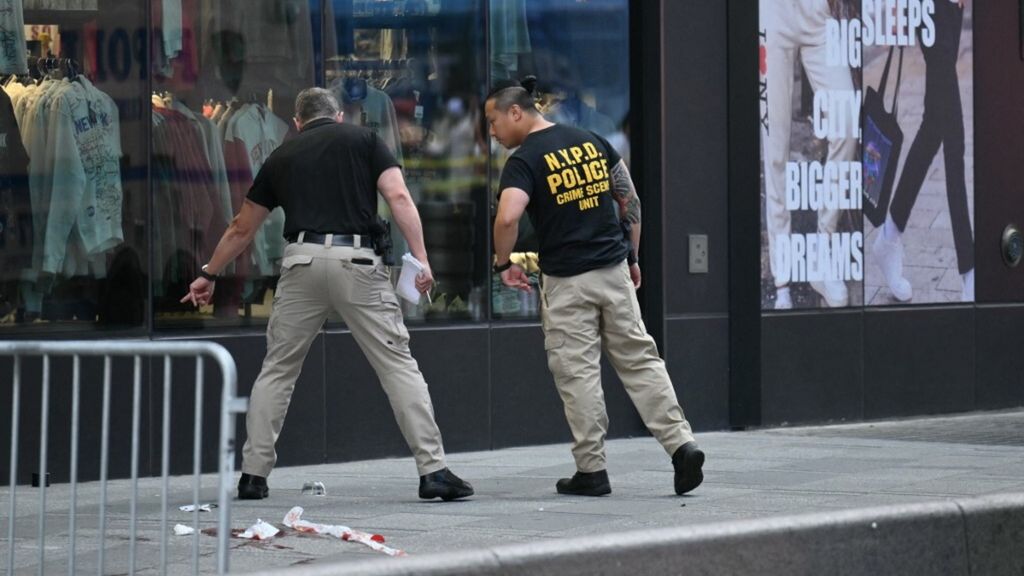 Paura a Times Square, una donna accoltella due passanti e viene uccisa dalla polizia