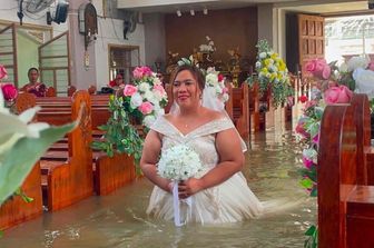 La sposa nella chiesa delle Filippine invasa dall'acqua