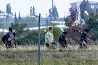 La polizia pattuglia l'area dell'aeroporto di Lipsia/Halle con metal detector