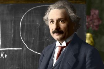 Albert Einstein fotografato da Ferdinand Schmutzer durante una lezione a Vienna nel 1921