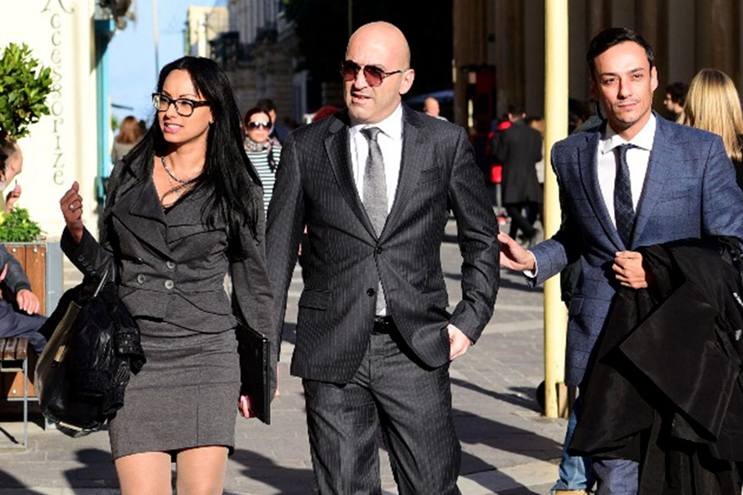 Il magnate Yorgen Fenech (al centro)