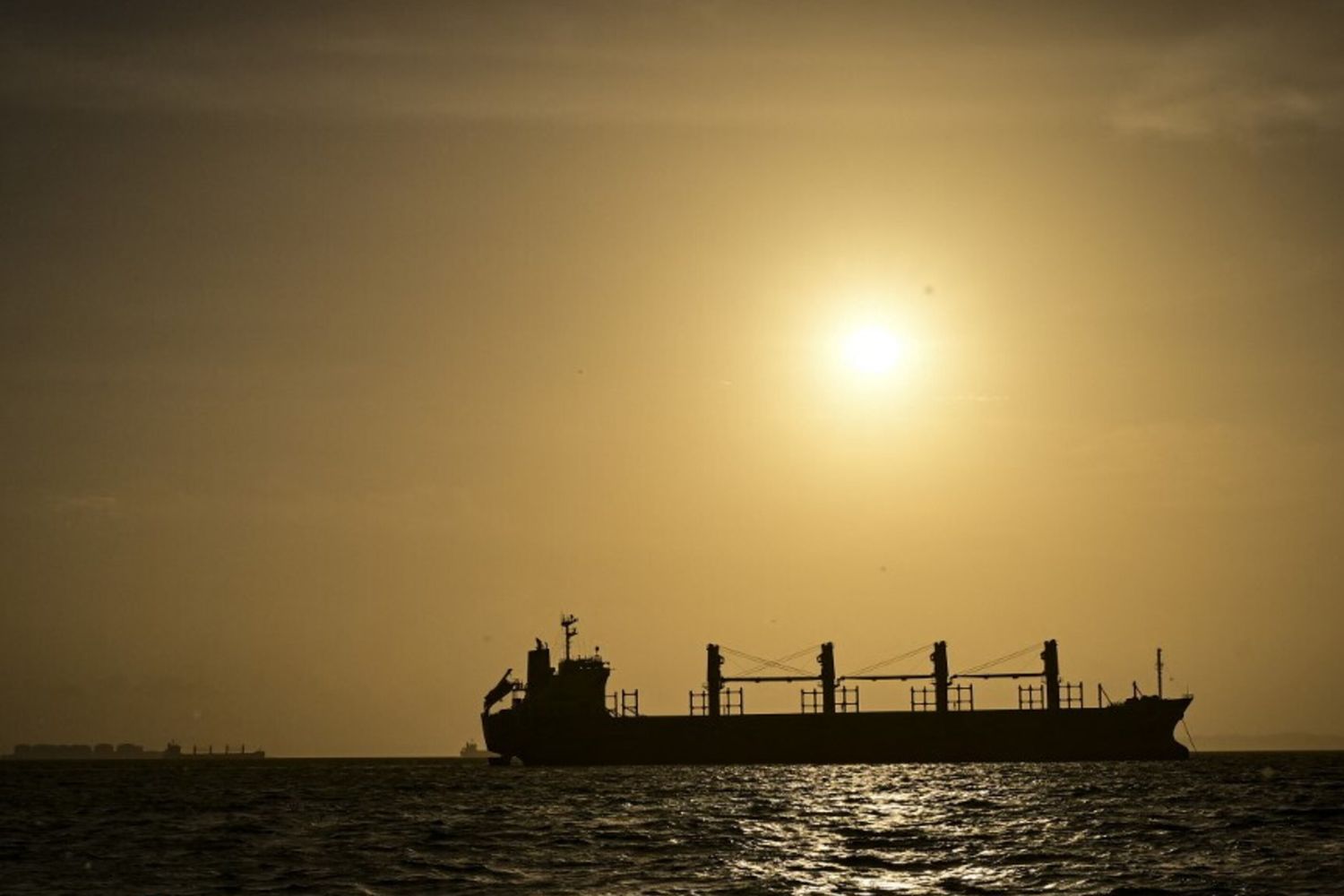 Una nave mercantile attende prima di entrare nel Canale di Panama. Panama ha dichiarato lo stato di emergenza a causa del fenomeno climatico El Niño