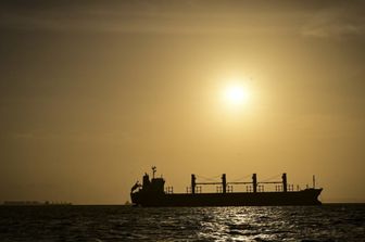 Una nave mercantile attende prima di entrare nel Canale di Panama. Panama ha dichiarato lo stato di emergenza a causa del fenomeno climatico El Niño