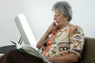 I benefici della fototerapia sugli anziani