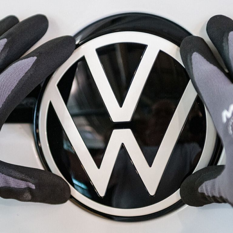 Logo VW sulla linea di assemblaggio dell'auto elettrica Volkswagen (VW) ID 3, nel sito di produzione "Glassy Manufactory", a Dresda