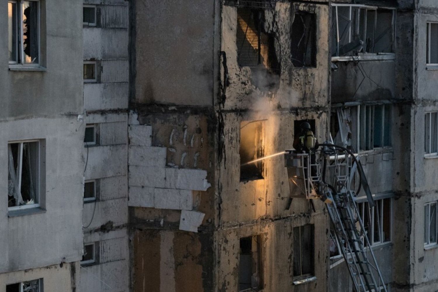 Ancora attacchi russi, due morti a Dnipro e uno a Odessa. Raid su Kiev, 14 feriti