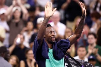 Il francese Gael Monfils saluta il pubblico di New York