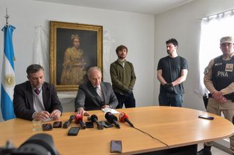 I procuratori Daniel Adler e Carlos Martinez presentano il "Ritratto di dama" di Giuseppe Ghislandi
