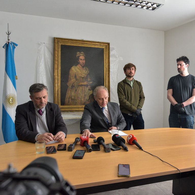 I procuratori Daniel Adler e Carlos Martinez presentano il "Ritratto di dama" di Giuseppe Ghislandi