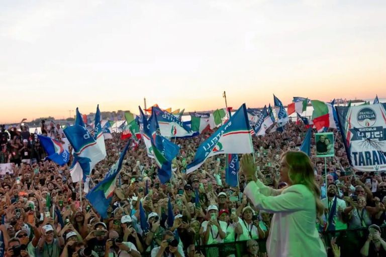 Giorgia Meloni alla festa del governo a Bari