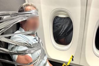 L'uomo immobilizzato a bordo del  volo American Airlines