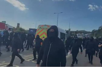 Centinaia di manifestanti contro l'immigrazione al porto di Dover, UK