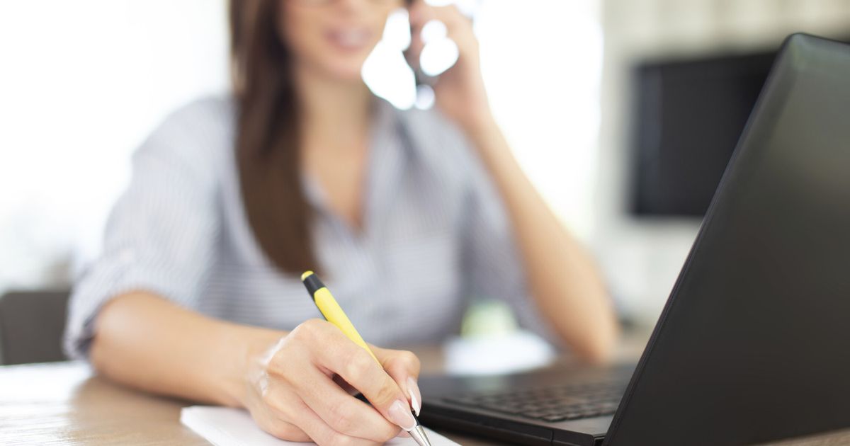 Un gruppo di persone si prepara a un convegno su strategie per attrarre e trattenere i talenti in Italia, immagine di approfondimento