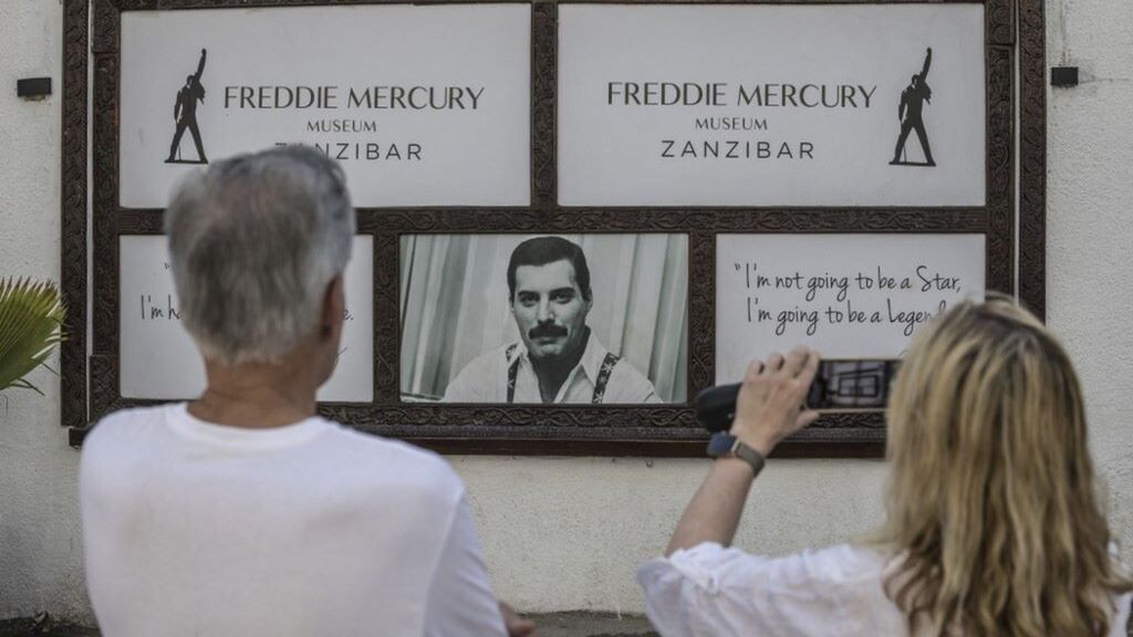 Turisti davanti alla casa museo di Freddie Mercury a Stone Town a Zanzibar