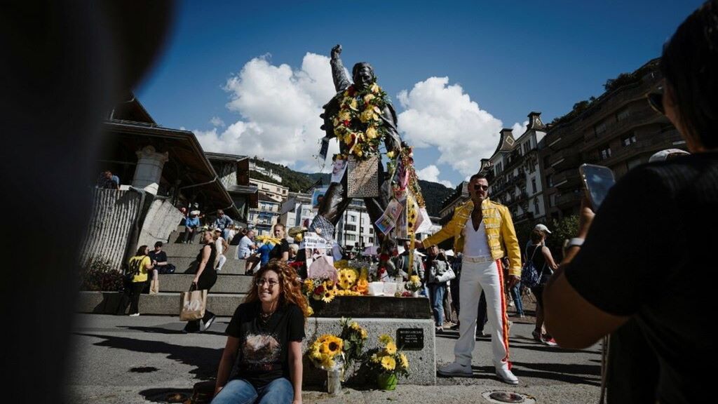 I fan di Freddie Mercury arrivati a Montreaux per celebrare il cantante a 80 anni dalla nascita