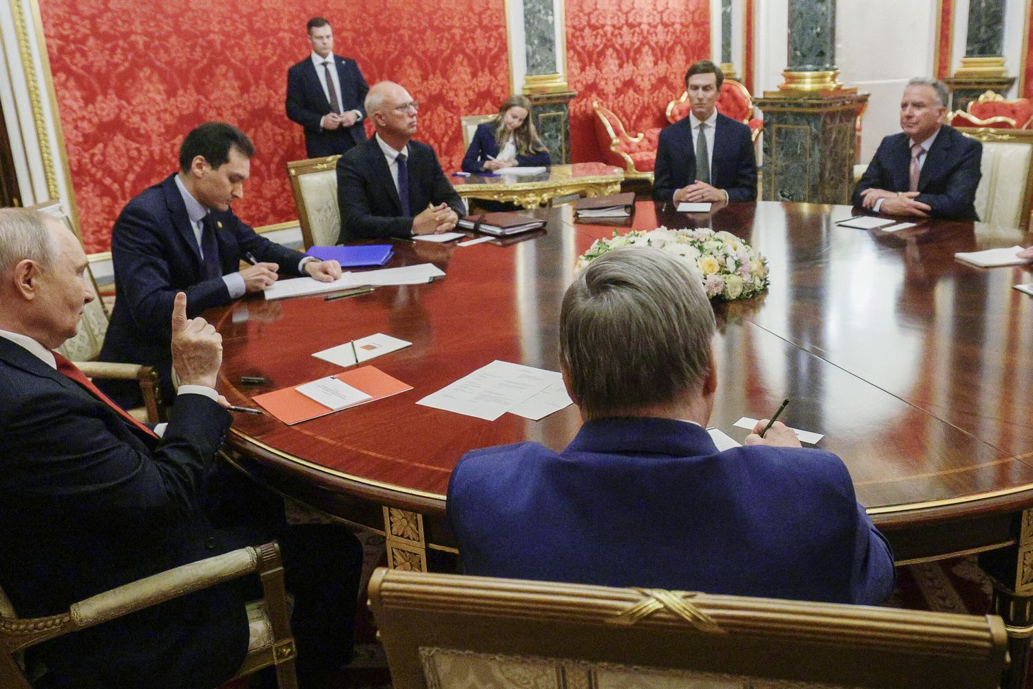 Incontro al Cremlino tra Putin e gli inviati di Trump, Steve Witkoff e Jared Kushner