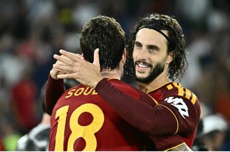 Hermoso e Soulè si abbracfciano, loro le reti che hanno ribaltato la gara con l'Atalanta