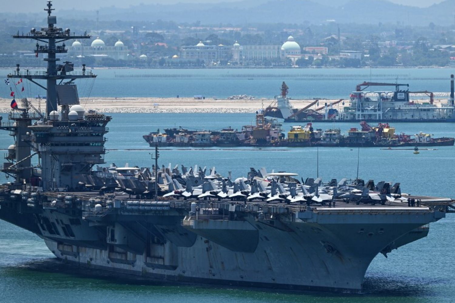La portaerei a propulsione nucleare statunitense Lincoln lascia il porto di Laem Chabang, vicino alla città di Pattaya
