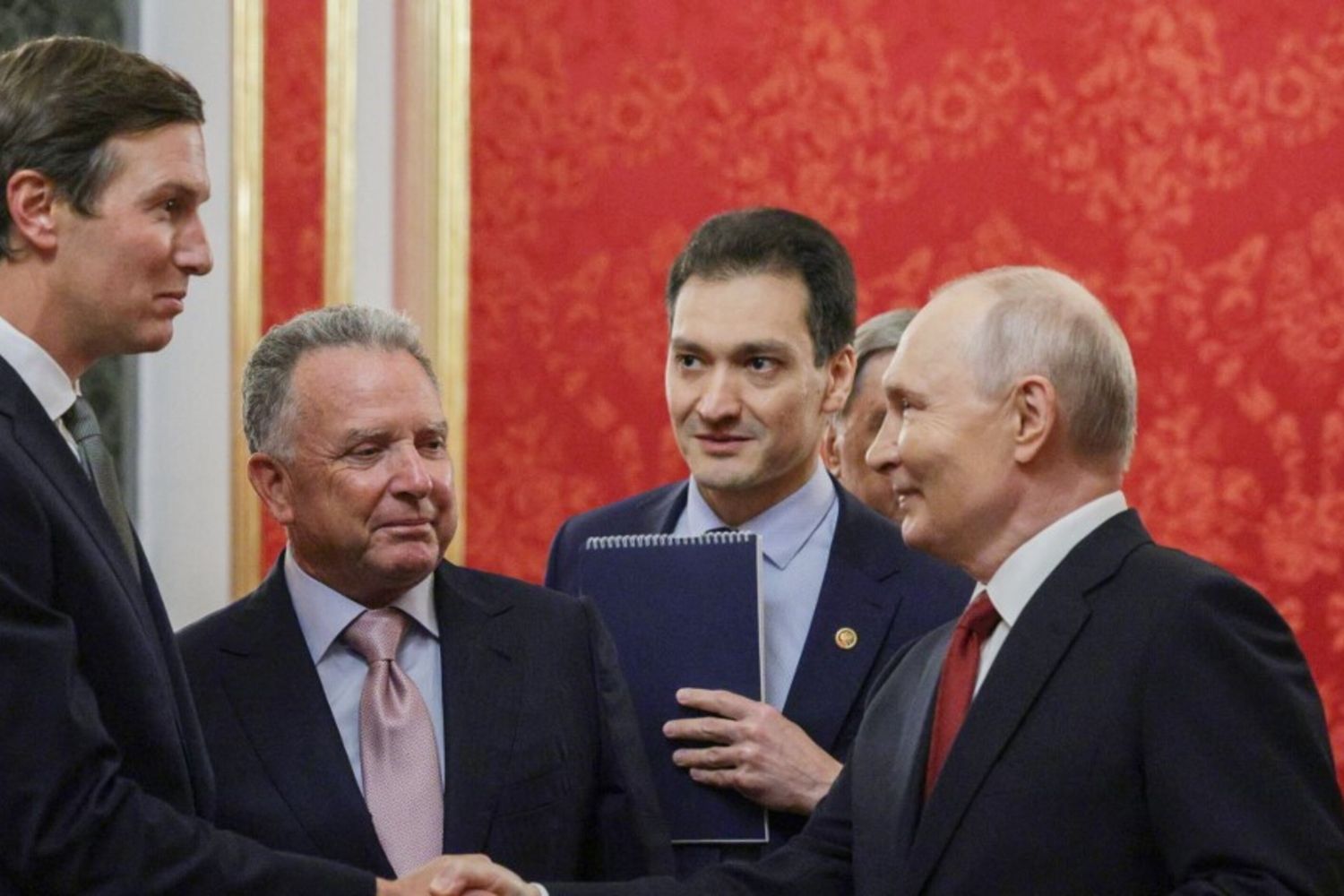 Il presidente russo Vladimir Putin (a destra) accoglie l'inviato speciale statunitense Steve Witkoff (secondo da sinistra) e il genero del presidente statunitense Donald Trump,e il genero del presidente statunitense Donald Trump, Jared Kushner (a sinistra)