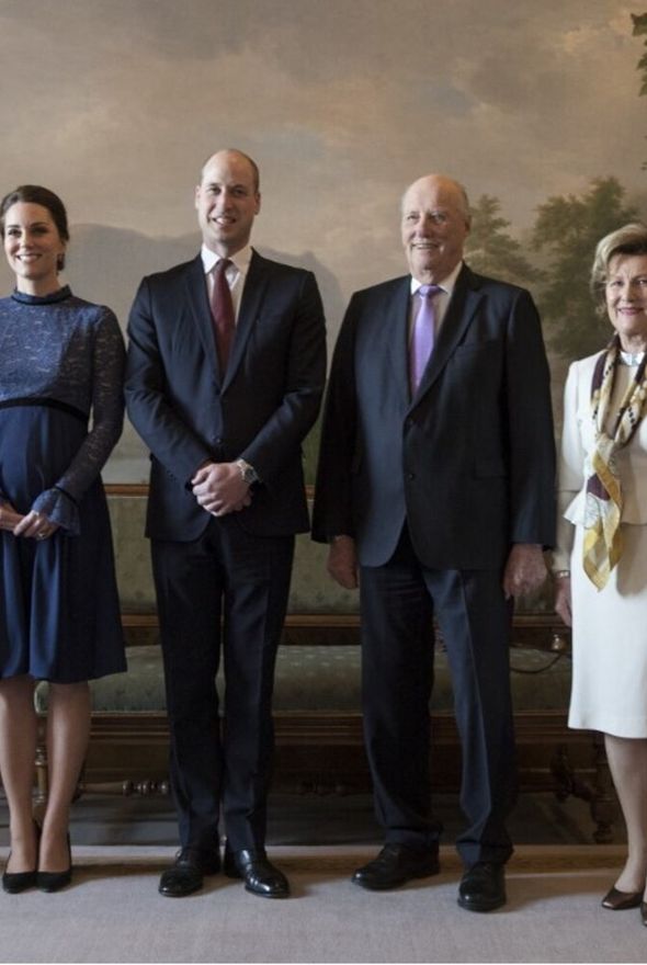 Catherine, duchessa di Cambridge, e il principe William, duca di Cambridge, insieme al re Harald e alla regina Sonja di Norvegia