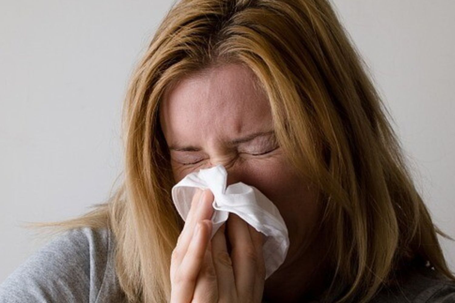 donna malata influenza raffreddore - pixabay