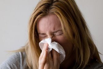 donna malata influenza raffreddore - pixabay