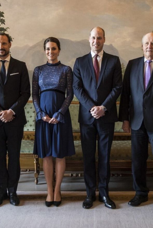 La principessa ereditaria norvegese Mette Marit e il principe ereditario Haakon, Catherine, duchessa di Cambridge e il principe William, duca di Cambridge, il re Harald e la regina Sonja di Norvegia in una foto di gruppo