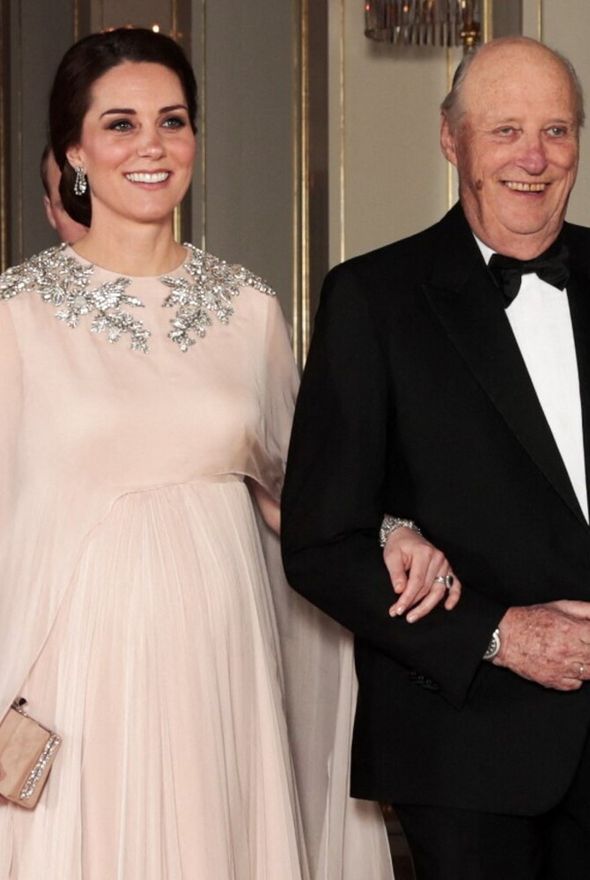 atherine, duchessa di Cambridge, cammina con il re Harald di Norvegia, diretti alla cena ufficiale al Palazzo Reale di Oslo nel 2018