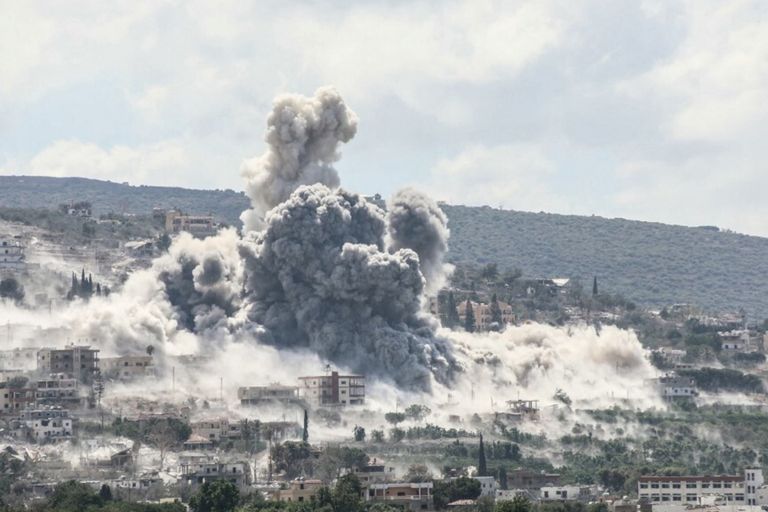 Colonne di fumo che si sollevano dai villaggi o dalle colline del Libano meridionale